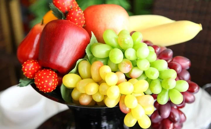  Tuy nhiên, thực tế cho thấy không ít người tùy tiện chưng hoa quả giả lên bàn thờ vì chúng tiện lợi mà không biết rằng cúng vật phẩm giả là điều đại kỵ. Ngoài ra, khi hoa quả đã héo bạn nên bỏ ngay, bởi nếu để hoa giả, hoa khô trên bàn thờ sẽ khiến gia chủ gặp nhiều xui xẻo, gia đình hay gây gổ, cãi cọ nhau.