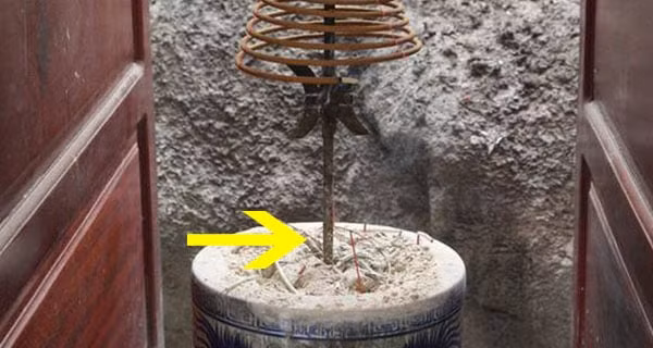  Bởi theo nhiều nhà tâm linh, nếu đặt đồ kim loại đồng nặng và lớn sẽ không tốt cho sức khỏe gia chủ. Người dân nếu muốn thắp hương vòng trong những ngày lễ Tết thì hãy đốt ở ngoài bát hương, như đặt trong đĩa, vừa không động bát hương, vừa dễ làm sạch bàn thờ. * Thông tin chỉ mang tính chất tham khảo