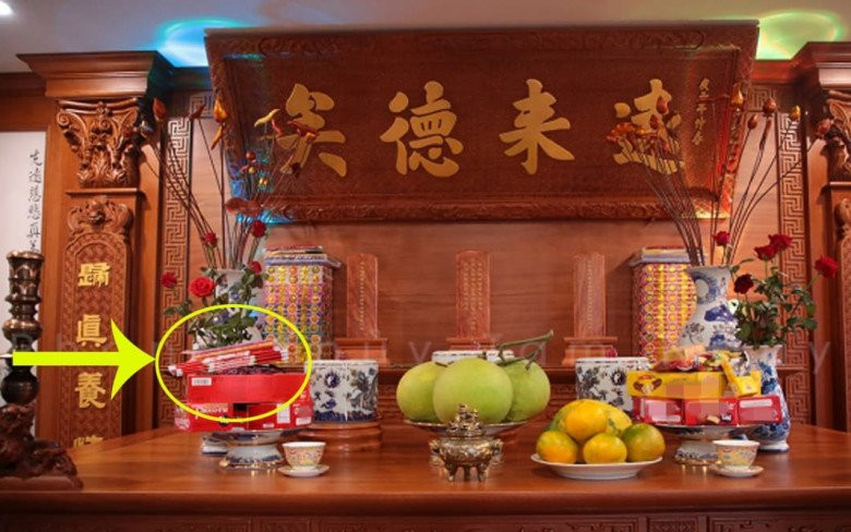  Đối với bàn thờ gia tiên, nhiều gia đình có thói quen cúng giấy tiền vàng mã từ Mùng 1 Tết và cứ để như thế cho đến cuối năm mới hóa vàng. Nếu vậy, bạn cần đảm bảo rằng ngày đưa ông Táo về trời số tiền vàng này phải được hóa vàng để con đường tiền bạc, tài lộc được hanh thông. Nếu quên không hóa vào cuối năm, việc làm ăn của năm tới sẽ bị ngưng trệ, gặp nhiều khó khăn.