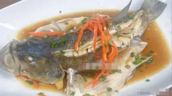  4. Cá không nguyên con: Khi chế biến cá đêm giao thừa, chúng ta nên chuẩn bị nguyên con. Đừng chỉ lấy một phần. 