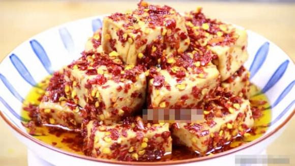 br/> 6. Đậu hũ thối: Trong tên của nó có chữ “thối” sẽ bị coi là một điều không may mắn và mang ý nghĩa xui xẻo làm phiền. Tất cả chúng ta đều cầu mong những điềm lành trong năm mới, để tránh mang đến những điềm xấu cho gia đình, chúng ta không nên chuẩn bị món đậu hũ thối cho bữa cơm đêm giao thừa.