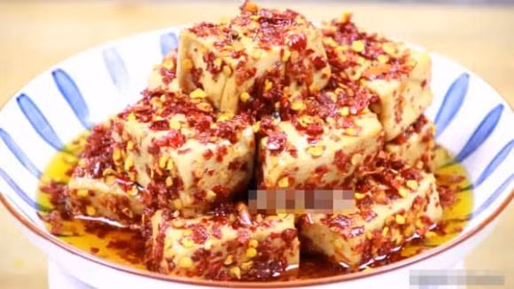 br/> 6. Đậu hũ thối: Trong tên của nó có chữ “thối” sẽ bị coi là một điều không may mắn và mang ý nghĩa xui xẻo làm phiền. Tất cả chúng ta đều cầu mong những điềm lành trong năm mới, để tránh mang đến những điềm xấu cho gia đình, chúng ta không nên chuẩn bị món đậu hũ thối cho bữa cơm đêm giao thừa.