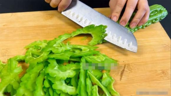  3. Mướp đắng: Sở dĩ gọi là mướp đắng vì nó có vị rất đắng. Dù nhiều bạn thích vị đắng của mướp đắng, mướp đắng có tác dụng thanh nhiệt, giảm nóng trong người, nhưng vào những dịp lễ hội như bữa cơm đêm giao thừa thì không nên ăn mướp đắng. 