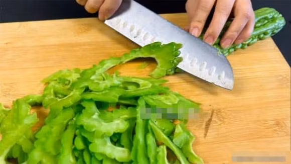  3. Mướp đắng: Sở dĩ gọi là mướp đắng vì nó có vị rất đắng. Dù nhiều bạn thích vị đắng của mướp đắng, mướp đắng có tác dụng thanh nhiệt, giảm nóng trong người, nhưng vào những dịp lễ hội như bữa cơm đêm giao thừa thì không nên ăn mướp đắng. 