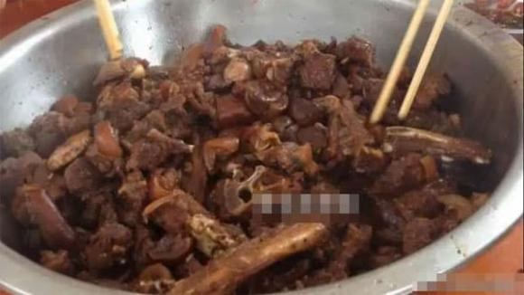 br/> 5. Thịt chó: Thịt chó không thể được chuẩn bị cho bữa tối đêm giao thừa. Theo quan niệm, chó được coi là biểu tượng của lòng trung thành và sự thân thiện. Nếu ăn thịt chó đêm giao thừa thì có thể phá hoại bầu không khí hòa thuận của gia đình, thậm chí có thể gây tai họa.