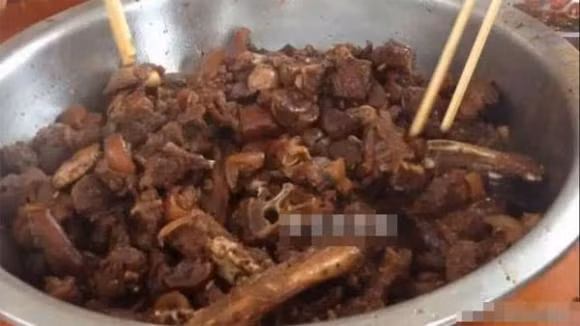 br/> 5. Thịt chó: Thịt chó không thể được chuẩn bị cho bữa tối đêm giao thừa. Theo quan niệm, chó được coi là biểu tượng của lòng trung thành và sự thân thiện. Nếu ăn thịt chó đêm giao thừa thì có thể phá hoại bầu không khí hòa thuận của gia đình, thậm chí có thể gây tai họa.