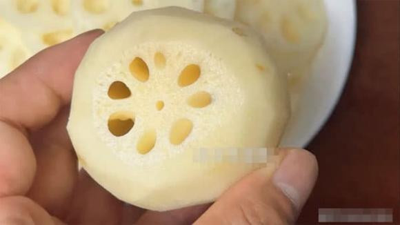 br/> 2. Củ sen: Củ sen có kết cấu giòn và giàu dinh dưỡng dù dùng nguội, súp hay xào đều có hương vị riêng nên củ sen cũng là vị khách thường xuyên trên bàn ăn. 