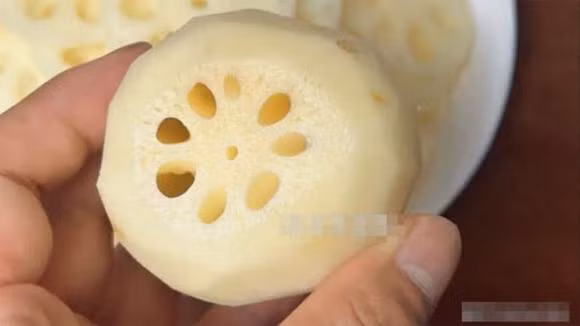 br/> 2. Củ sen: Củ sen có kết cấu giòn và giàu dinh dưỡng dù dùng nguội, súp hay xào đều có hương vị riêng nên củ sen cũng là vị khách thường xuyên trên bàn ăn. 