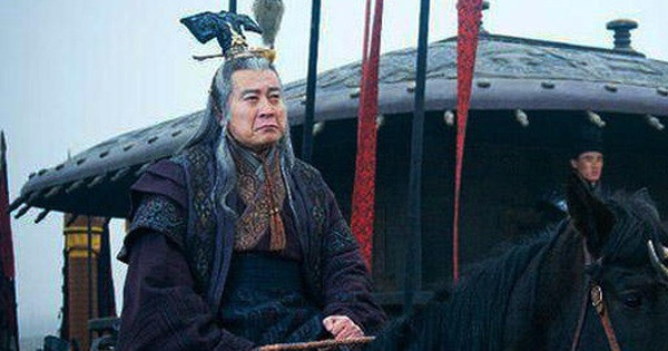 Khi Nhị Thế lên ngôi, do Triệu Cao vốn là người phụ trách việc giáo dục Hồ Hợi Nhị Thế vị hoàng đế thứ hai của nước Tần, bản thân ông là người có tài hùng biện, thêm nữa bản thân Nhị Thế được sự hỗ trợ đắc lực của ông nên nhanh chóng chiếm quyền triều chính, do đó mới có cách nghĩ cướp lấy công trạng và địa vị của người khác.