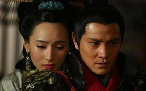  Bởi vì hắn và vợ âm mưu hãm hãi Nhạc Phi ở cửa sổ phía đông, cho nên đã sinh ra một câu "sự việc đã bại lộ". Kể từ đó, người ta dùng "sự việc đã bại lộ" như một phép ẩn dụ cho tình huống kế hoạch bị bại lộ. (*Ảnh trong bài mang tính minh họa). 