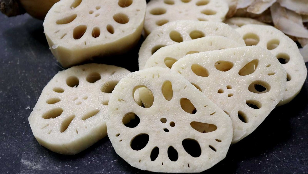  Nhưng chúng ta không nên chuẩn bị củ sen trên bàn ăn đêm giao thừa, vì củ sen có nhiều lỗ trong cách giải thích ý nghĩa văn hóa truyền thống, những lỗ này có ý nghĩa rò rỉ tiền bạc. Trong dịp Tết Nguyên Đán, đầu năm, chúng ta đều mong năm mới sẽ mang lại tài lộc dồi dào, biểu tượng của củ sen rò rỉ của cải sẽ khiến con người cảm thấy không may mắn. 