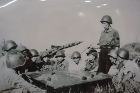 Bộ đội tên lửa SA-2 bàn phương án chiến đấu.