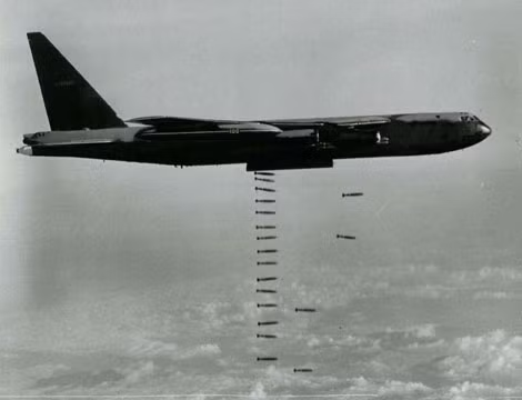 B-52 ném bom.