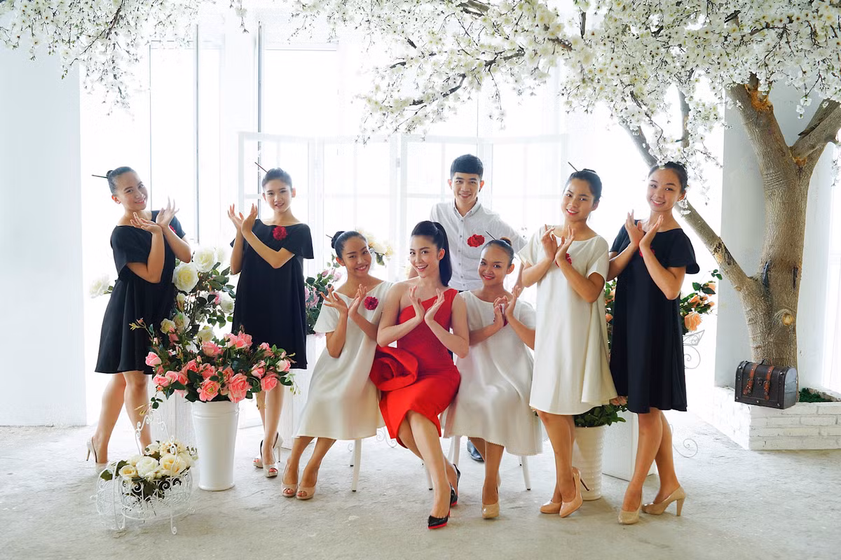 Cô là thế hệ kế tiếp của Nhà hát Bông Sen nhưng đã trở thành nguồn cảm hứng của nhiều nghệ sĩ trẻ theo nghề múa nơi này.