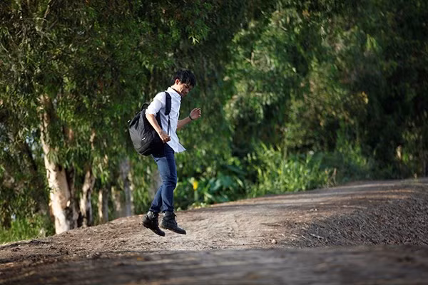 Chàng trai dân tộc Churu sau một năm đăng quang trong VN's Idol vẫn còn e dè với showbiz.