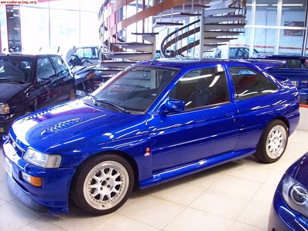 Ford Escort Cosworth: Tuy ngoại hình không được bắt mắt, nhưng sau khi Paul lái nó trong phần 6 của phim Fast &amp; Furious, thì anh đã thực sự yêu mến chiếc xe này.
