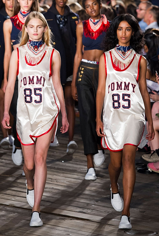 Cach sua loi hon nhien cua co gai mac sieu ngan o san the thao-Hinh-5