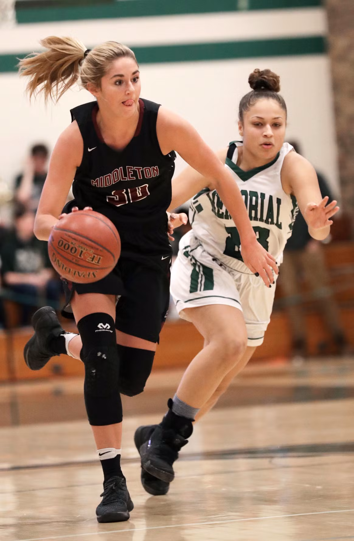 Cach sua loi hon nhien cua co gai mac sieu ngan o san the thao-Hinh-3