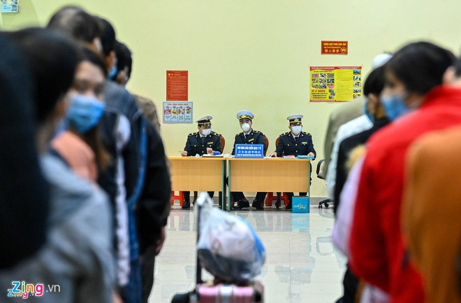 So luong nguoi cach ly theo doi COVID-19 qua nhieu, co dang ngai?