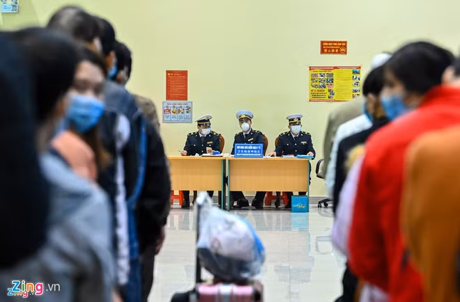 So luong nguoi cach ly theo doi COVID-19 qua nhieu, co dang ngai?