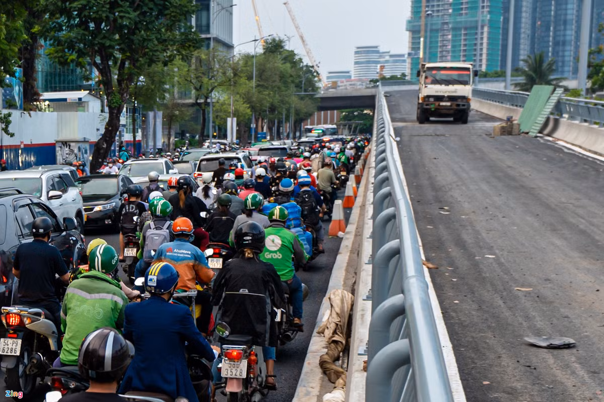 br/> Từ 18h, vào giờ cao điểm, lượng phương tiện đổ về mỗi lúc một đông, xảy ra tình trạng kẹt xe kéo dài trên nút thắt này.