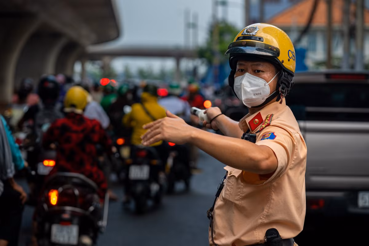 Đội CSGT Bến Thành hoạt động hết công suất để phân luồng giao thông. "Do lượng xe máy, ôtô đổ về ngày càng đông mà mặt đường bị chia cắt nhỏ hẹp nên tình hình kẹt xe vẫn không cải thiện", một CSGT thuộc đội Bến Thành chia sẻ.