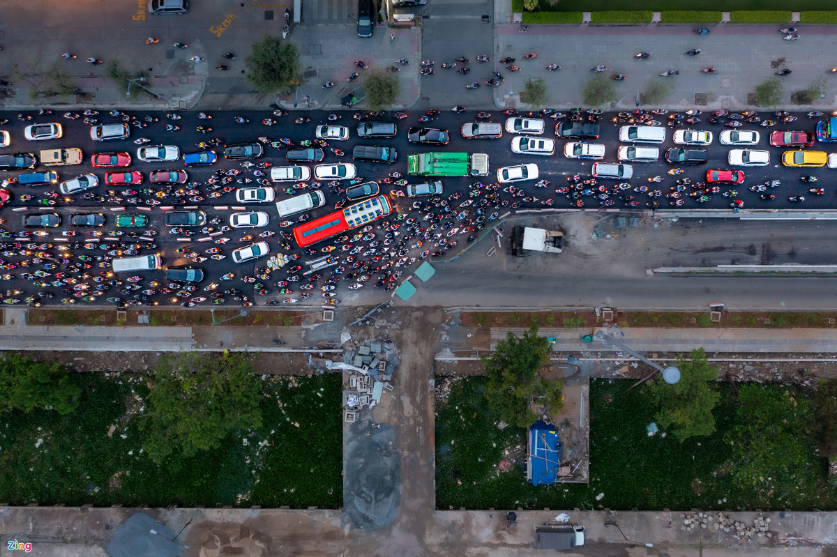 br/> Đơn vị thi công đang hoàn thành các hạng mục phụ nên rào chắn chưa được gỡ bỏ. Do đó, nút thắt cổ chai vẫn hiện diện trên đường Tôn Đức Thắng (đoạn từ công trường Mê Linh đến đường Nguyễn Hữu Cảnh) khiến các phương tiện di chuyển khó khăn.