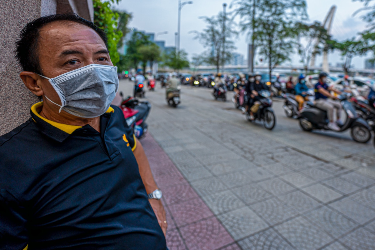 Ông Lương ngụ tại TP Thủ Đức, nhân viên một công ty trên đoạn đường này ngao ngán với cảnh kẹt xe. "Hy vọng cầu Thủ Thiêm 2 sau khi khánh thành sẽ giúp cho đoạn đường này giãn bớt xe cộ, đỡ kẹt hơn. Thời gian tôi đi làm và về sẽ rút ngắn được rất nhiều", ông Lương chia sẻ.