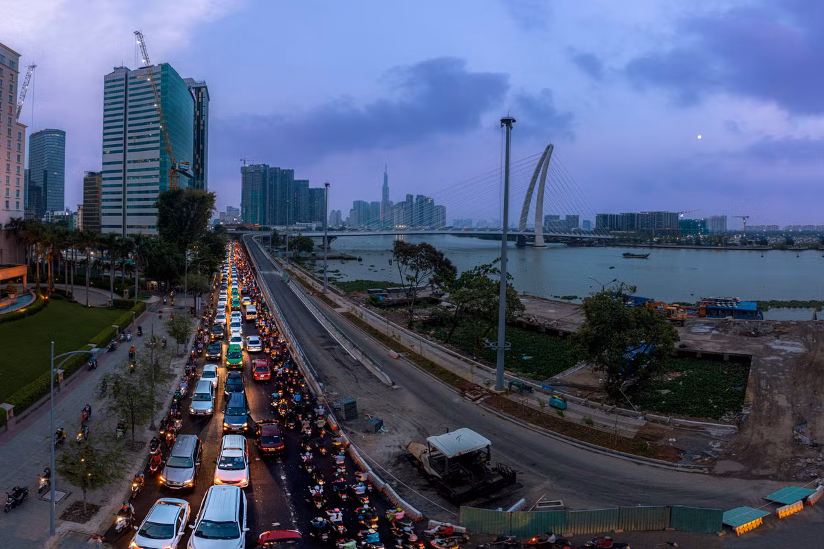 Tôn Đức Thắng - Nguyễn Hữu Cảnh là một trong những tuyến chính ra vào trung tâm thành phố ở phía đông. Đoạn đường này vốn đã quá tải vì cõng dòng người từ TP Thủ Đức vào quận 1 và ngược lại.