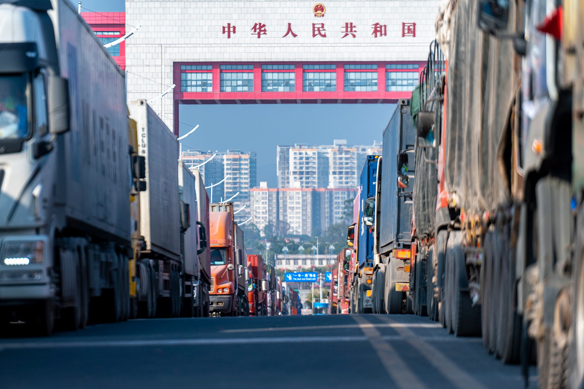 Phuong tien cham thong quan qua cua khau Mong Cai