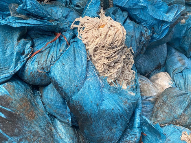 Kinh hoàng hơn 1000kg vỏ lòng lợn bốc mùi chảy nước vẫn tiêu thụ Kinh hoang hon 1000kg vo long lon boc mui chay nuoc van tieu thu