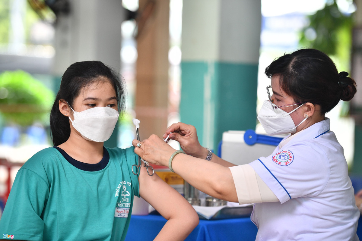 Sau khi tiêm hết cho học sinh lớp 6, 22 quận, huyện sẽ đồng loạt tiêm cho nhóm trẻ tiểu học vào ngày 18/4. Ưu tiên tổ chức tiêm cho trẻ 10-11 tuổi (lớp 4, lớp 5) đang sinh sống, học tập trên địa bàn TP.HCM.