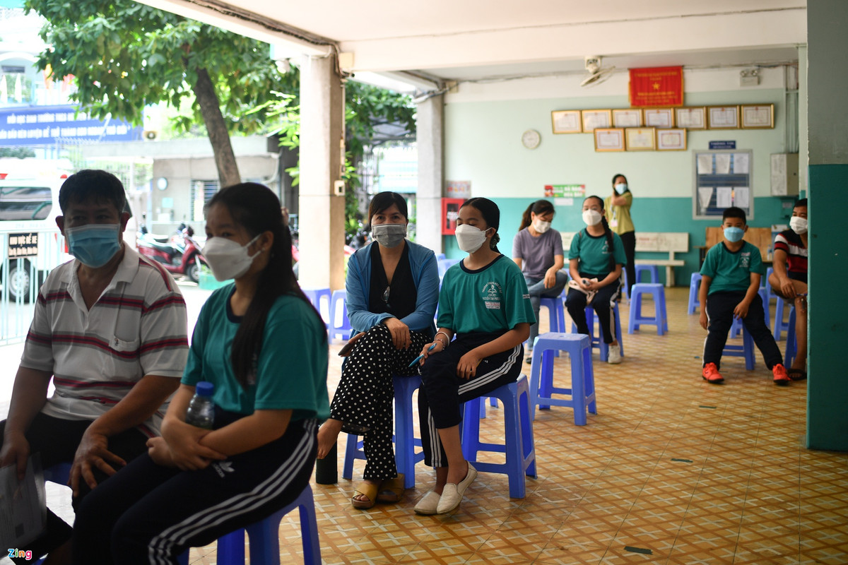 Các em học sinh bắt buộc phải đi cùng phụ huynh để hỗ trợ việc đăng ký, rà soát thông tin tiêm chủng. Các bác sĩ khuyến cáo nên theo dõi sức khỏe các em thêm 2-3 ngày sau tiêm.