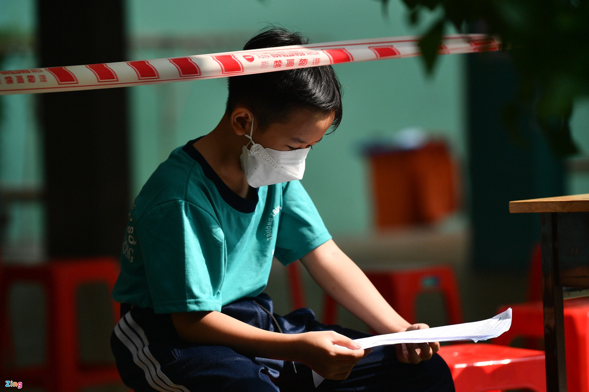 "Sau khi tiêm vaccine, thứ 2 các em sẽ quay trở lại học tập bình thường, nhà trường không phân biệt cháu nào đã tiêm hay chưa tiêm, các em đều có quyền sinh hoạt, học tập như nhau", thầy Vinh chia sẻ thêm.