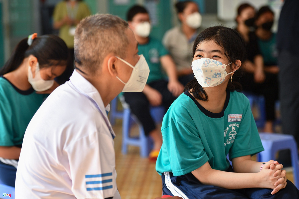 Tố Quyên cùng ba vui vẻ ngồi chờ sau tiêm. Anh Tuấn Đức, ba của Tố Quyên, cho biết trước đó nhà trường gửi cho phụ huynh kế hoạch tiêm vaccine khá rõ ràng nên không quá lo lắng. "Nhà tôi còn một cháu nhỏ năm nay 8 tuổi, gia đình cũng đưa cháu đi tiêm trong đợt này", anh Đức chia sẻ.