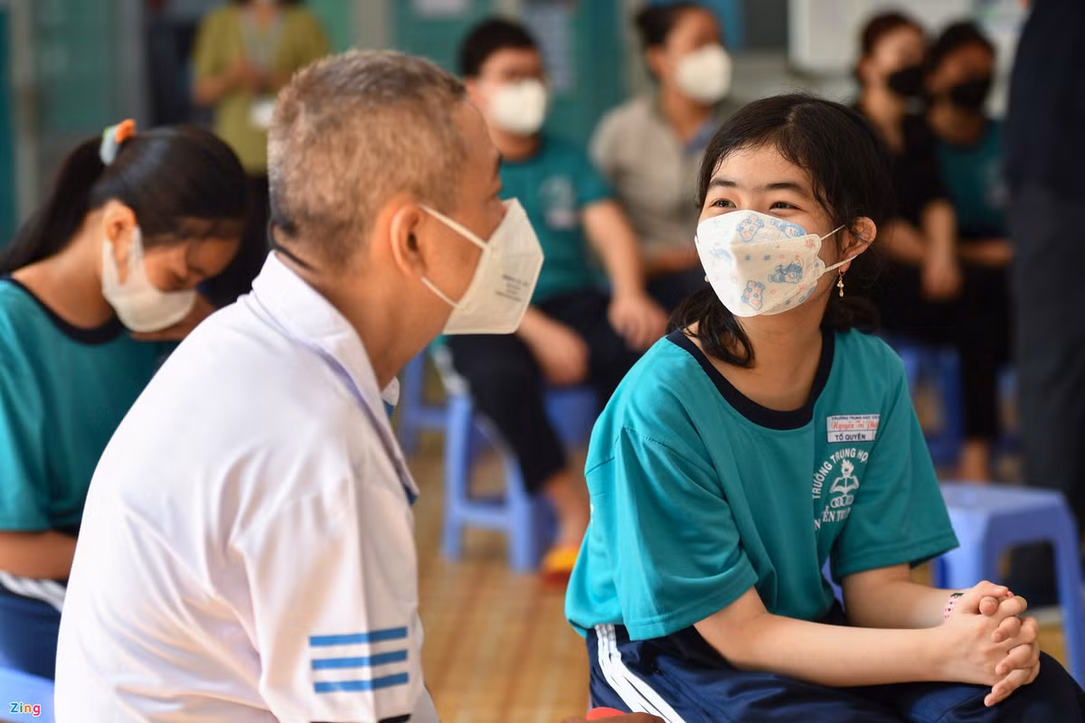 Tố Quyên cùng ba vui vẻ ngồi chờ sau tiêm. Anh Tuấn Đức, ba của Tố Quyên, cho biết trước đó nhà trường gửi cho phụ huynh kế hoạch tiêm vaccine khá rõ ràng nên không quá lo lắng. "Nhà tôi còn một cháu nhỏ năm nay 8 tuổi, gia đình cũng đưa cháu đi tiêm trong đợt này", anh Đức chia sẻ.