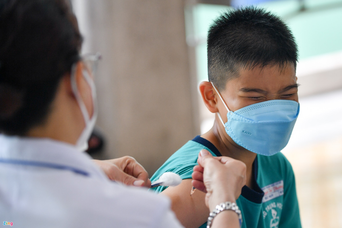 Thầy Nguuyễn Lê Quang Vinh, hiệu trưởng trường THCS Nguyễn Tri Phương, cho biết sáng 16/4, nhà trường tổ chức tiêm cho 128 em học sinh khối 6. "Các em đều ý thức và nghe lời phụ huynh nên công tác tiêm chủng diễn ra khá thuận lợi", thầy Vinh cho biết.