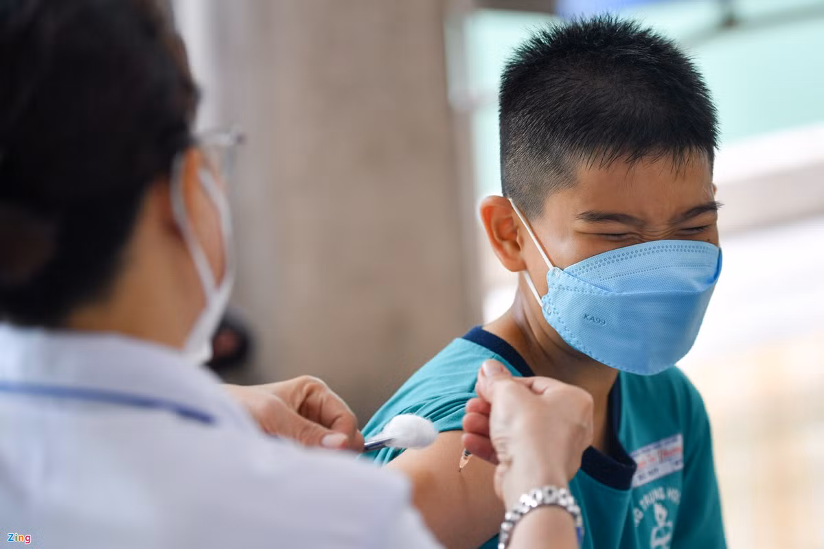 Thầy Nguuyễn Lê Quang Vinh, hiệu trưởng trường THCS Nguyễn Tri Phương, cho biết sáng 16/4, nhà trường tổ chức tiêm cho 128 em học sinh khối 6. "Các em đều ý thức và nghe lời phụ huynh nên công tác tiêm chủng diễn ra khá thuận lợi", thầy Vinh cho biết.