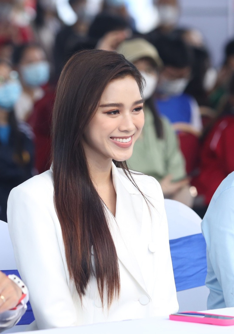 Hoa hau Do Thi Ha ap luc thi hoc ky, so nhat mon kinh te vi mo