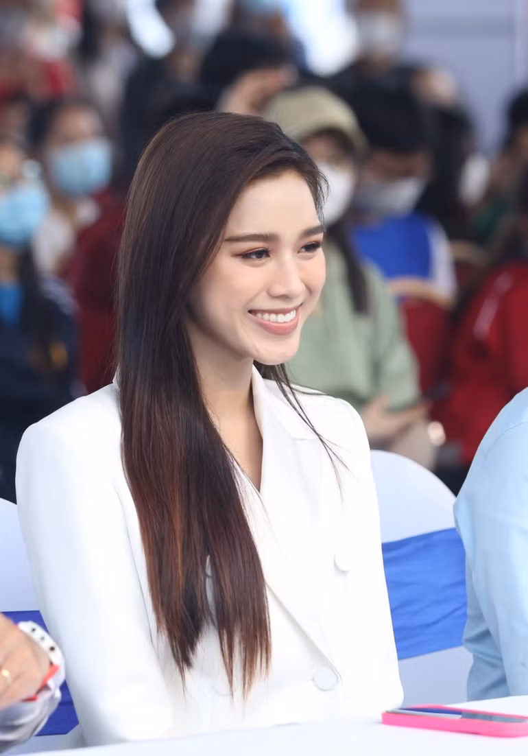 Hoa hau Do Thi Ha ap luc thi hoc ky, so nhat mon kinh te vi mo