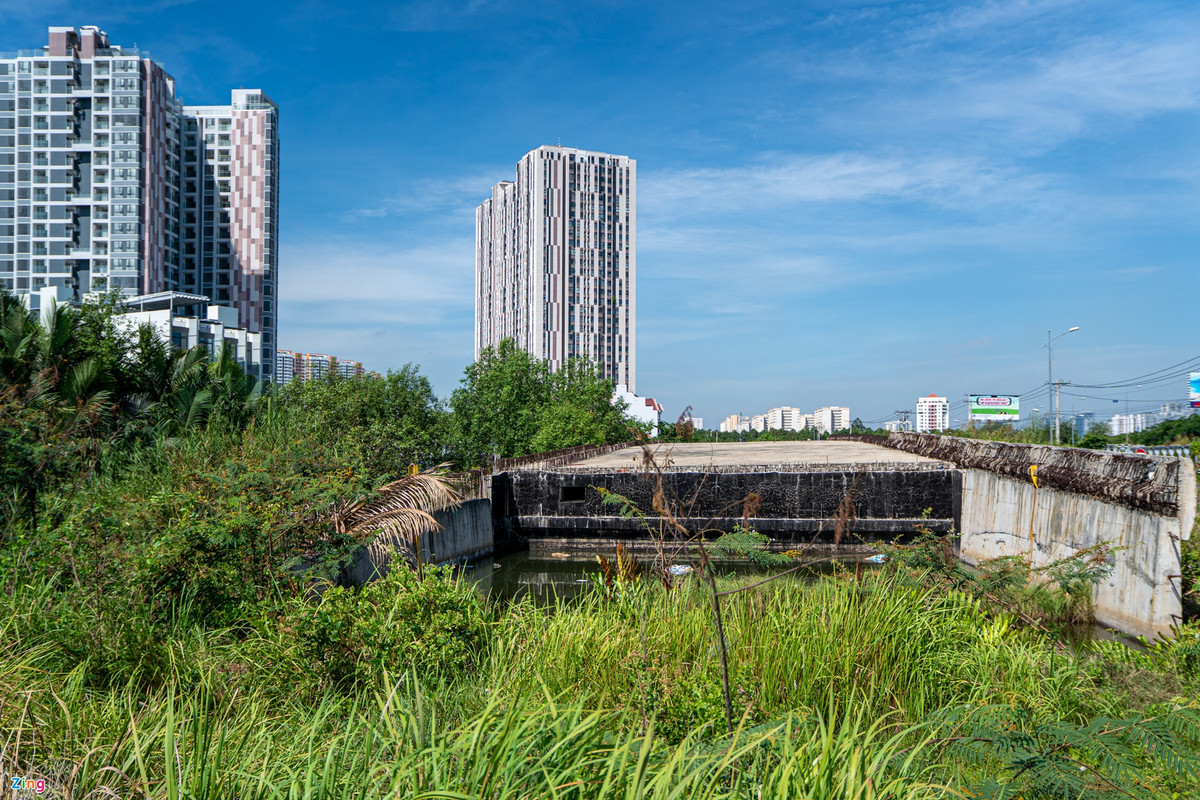 br/> Công trình được đầu tư gần 900 tỷ đồng. Cùng với tuyến đường, dự án còn xây mới 3 cây cầu gồm Bà Dạt, Mương Kênh và Bà Hiện; đồng thời cải tạo nút giao, làm hệ thống thoát nước, chiếu sáng... Tuy nhiên, cây cầu đầu đường Mai Chí Thọ chỉ mới hoàn thành phần khung, chưa kết nối mố cầu với đường dẫn.