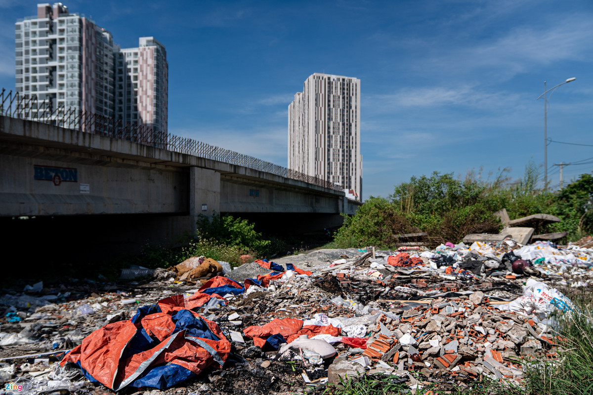 br/> Ngay đầu tuyến đường, dưới chân cầu Bà Dạt, hiện đầy rác. Cây cầu dang dở, sắt thép bị gỉ sét, không có công nhân thi công.