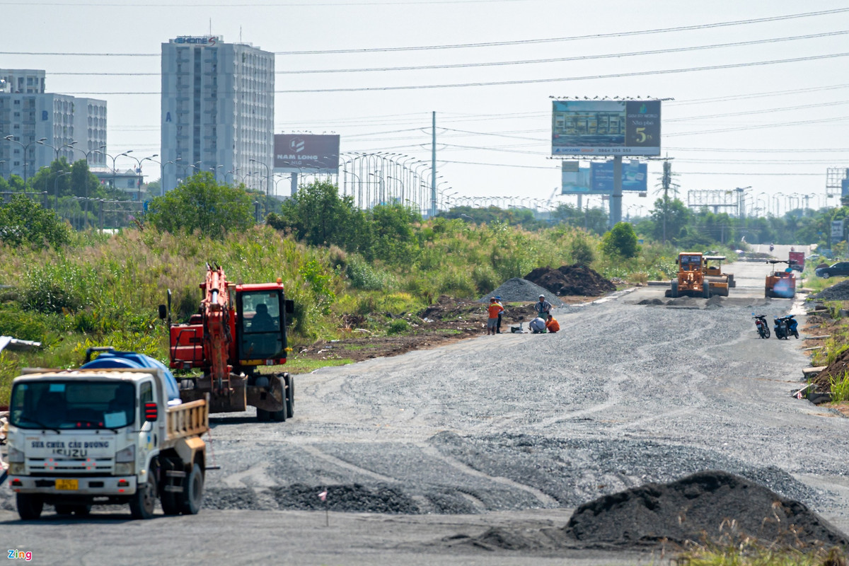 br/> Ngày 5/4, chỉ duy nhất đoạn giữa dự án có công nhân làm việc. Đoạn này cơ bản xong phần kết cấu, song việc kết nối giữa cầu và đường chưa hoàn thiện.