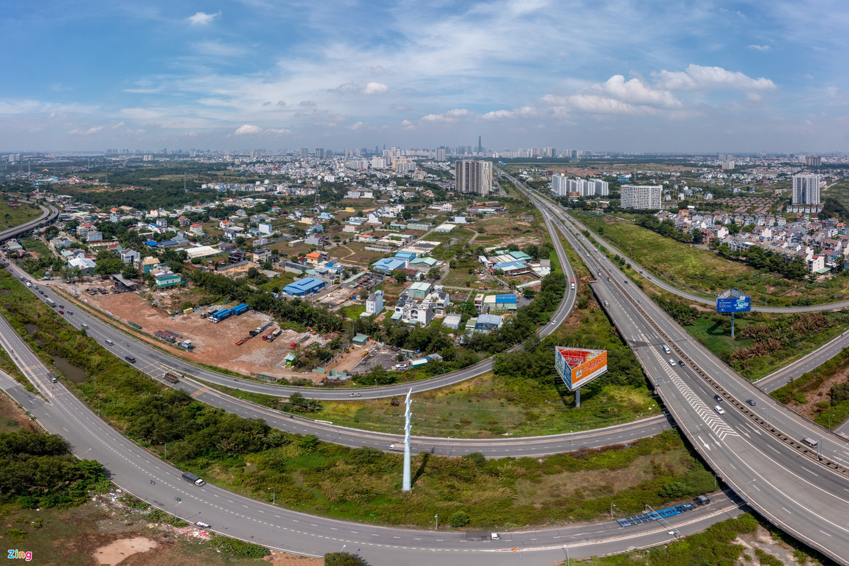 br/> Đến nay, chỉ có đoạn dọc các dự án như Lake View và Jamila đã hoàn thiện. Trong ảnh, một phần mặt bằng đoạn cuối tuyến dự kiến kết nối với đường vành đai 2 (phường Phú Hữu, TP Thủ Đức) vẫn chưa hoàn tất giải phóng mặt bằng.