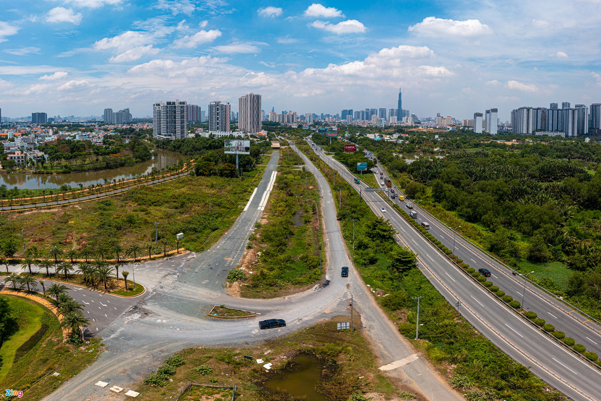 br/> Đoạn đường vốn dự kiến hoàn thành vào năm 2019 nhưng đến nay công trường vẫn trong tình trạng ngổn ngang, khiến việc di chuyển của người dân gặp nhiều khó khăn.