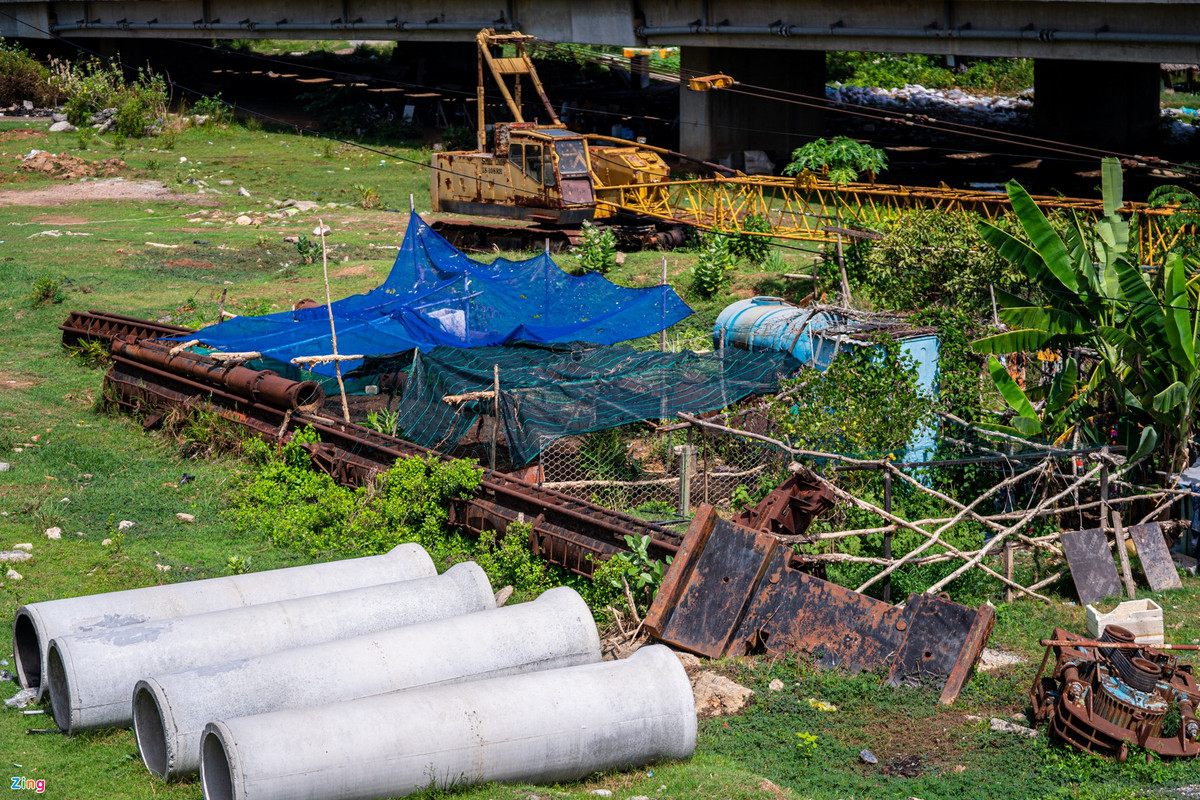 br/> Vật liệu, máy móc gỉ sét nằm dọc trên tuyến đường.