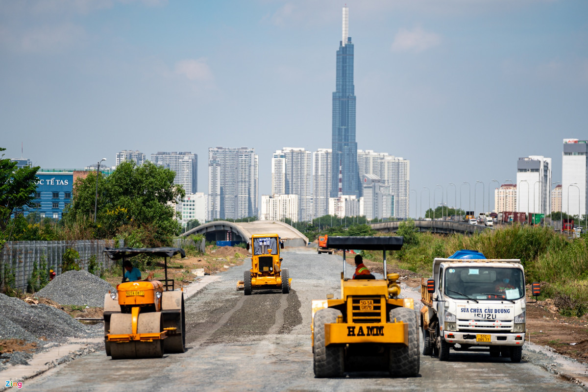 br/> Cả công trường chỉ có vài phương tiện hoạt động.