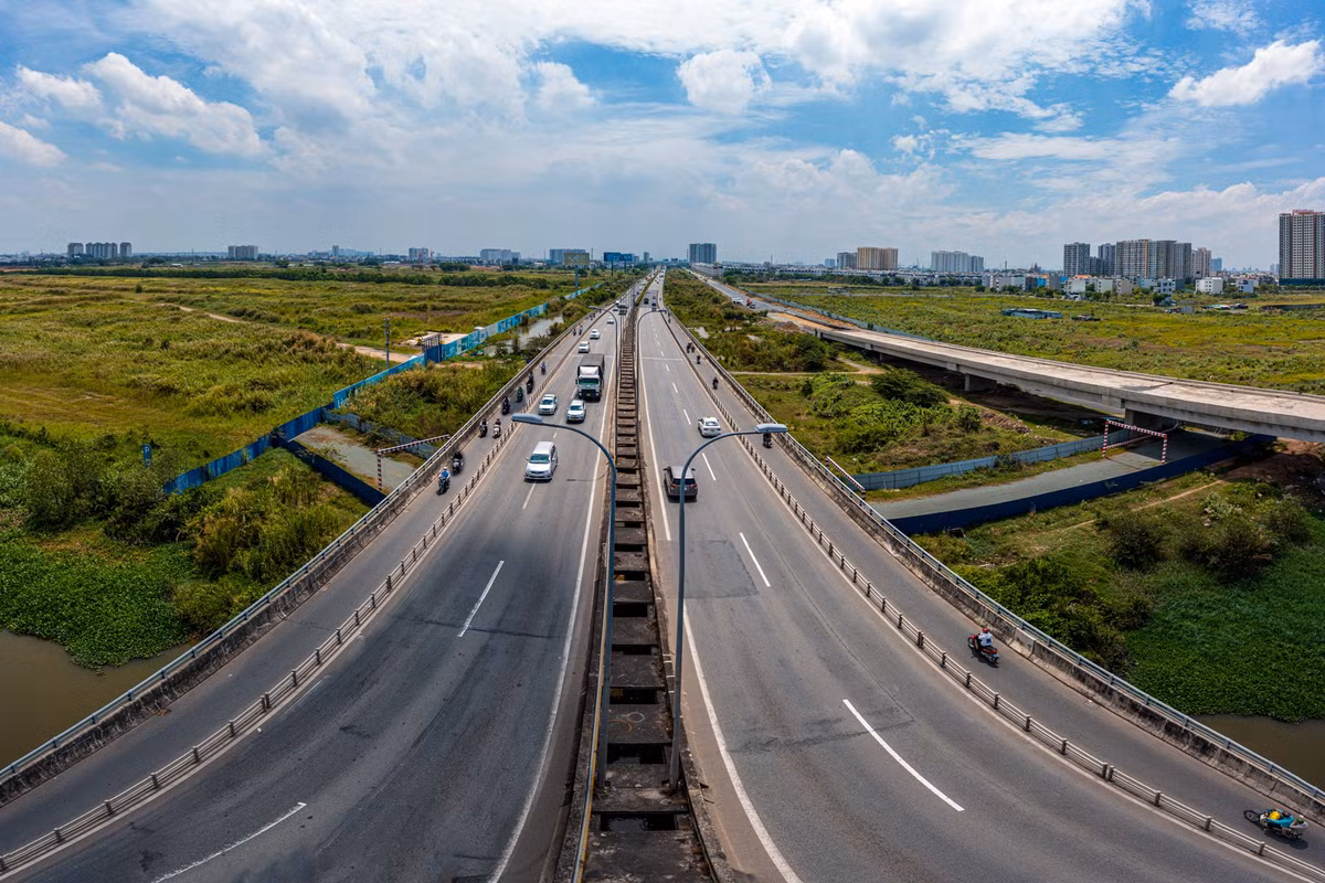Để giải quyết việc di chuyển tạm thời cho người dân, một phần làn đường của cao tốc TP.HCM - Long Thành - Dầu Giây được chuyển thành làn xe máy. Tuy nhiên, việc di chuyển chung trên cao tốc tiềm ẩn nhiều nguy hiểm. Người dân địa phương cho biết đã có nhiều vụ tai nạn xảy ra trên làn xe này