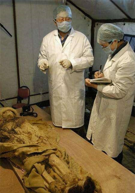 Phát hiện xác ướp 4000 năm tuổi bị chôn vùi tại Trung Quốc, chuyên gia giám định ADN tiết lộ danh tính thật sự gây ngỡ ngàng - Ảnh 3.