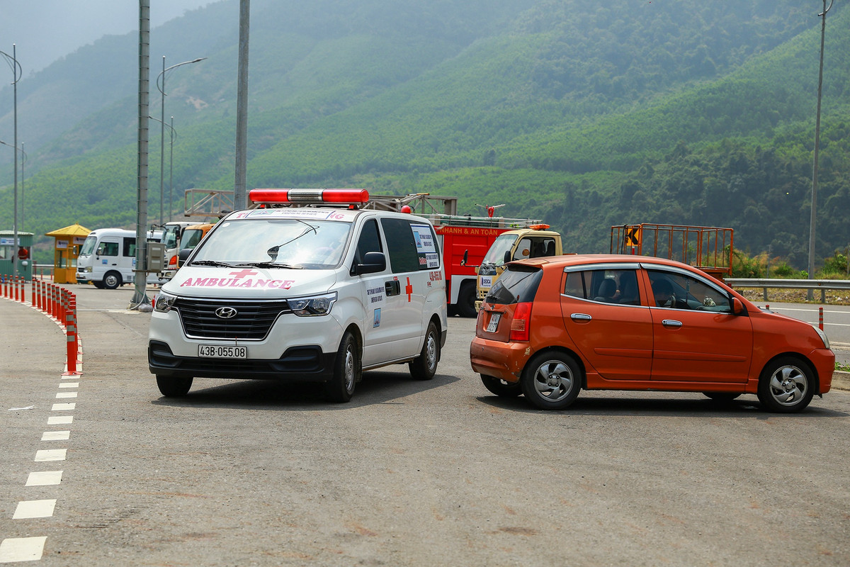 Đơn vị liên quan cũng đã đưa các phương tiện như: Xe cứu thương, chữa cháy và cứu hộ... lên tuyến đường để kịp thời xử lý nếu xảy ra sự cố.